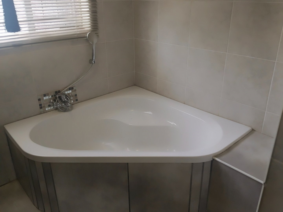 To Let 4 Bedroom Property for Rent in Riebeeckstad Free State